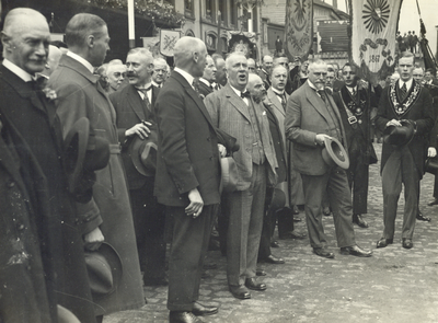 99870 Afbeelding van de intocht van de reünisten, op het Stationsplein te Utrecht, bij de viering van het 58ste lustrum ...